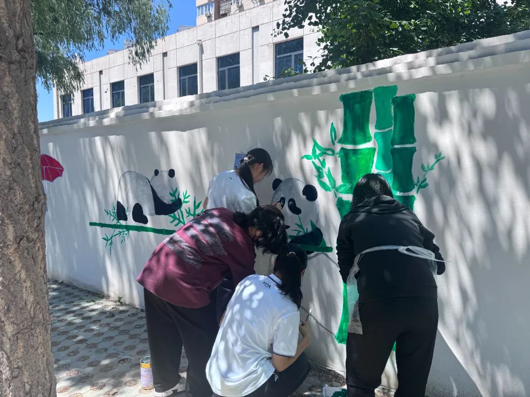学子回家 共绘“文明风景线”——老旧围墙变身文化长廊